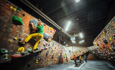 Skilled climber demonstrates the climbing style: “bouldering.”